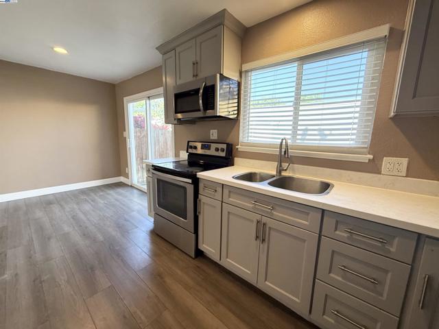 989 Palm Cir, Tracy CA: https://media.crmls.org/mediaz/f2c4331d-4ff0-427e-ac1c-884401fe69fb.jpg
