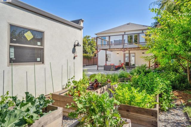 935 Lincoln Ave, Alameda CA: https://media.crmls.org/mediaz/f2c45d9e-cdb9-45f0-8f6b-2ca52a7d5411.jpg