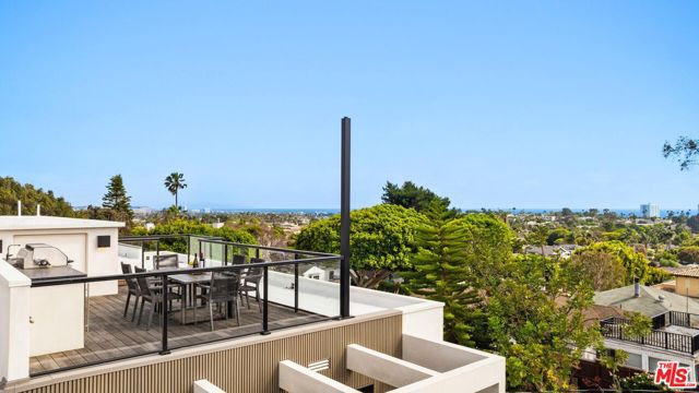 1213 Pine Street, Santa Monica CA: https://media.crmls.org/mediaz/f2c47721-ea7d-4c4d-87ec-36c896b10679.jpg