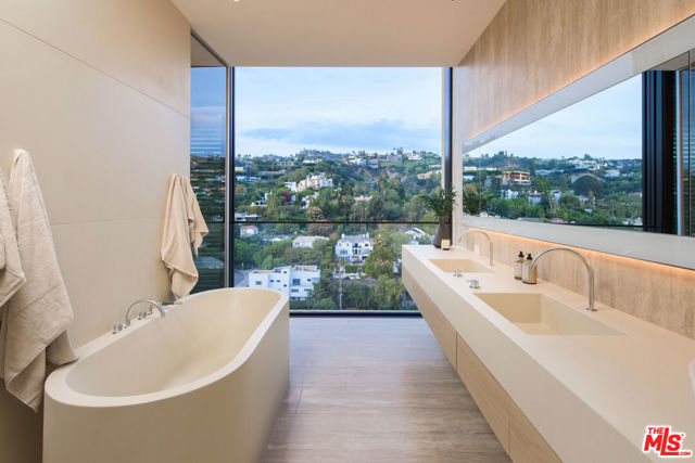 9040 W Sunset Blvd, West Hollywood CA: https://media.crmls.org/mediaz/f2c51c2a-e8a6-4907-9afa-b4bae8125060.jpg