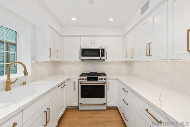 551 Orange Ave, Coronado CA: https://media.crmls.org/mediaz/f2c59f88-ee93-4552-b62d-bf74763986f0.jpg