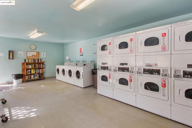 325 Kitty Hawk Rd, Alameda CA: https://media.crmls.org/mediaz/f2c7f986-a194-4f5d-97bb-2332703cf111.jpg
