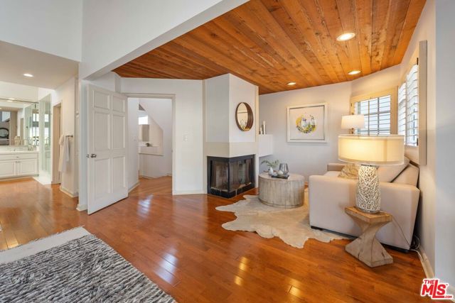 134 Roma Court, Marina del Rey CA: https://media.crmls.org/mediaz/f2cae26e-e053-4806-840c-e1aca532eeb1.jpg