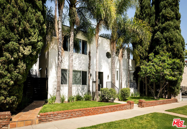 151 S Rexford Drive, Beverly Hills CA: https://media.crmls.org/mediaz/f2cb55fd-a76f-4482-9a09-01dec432c1b8.jpg