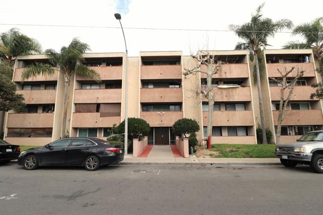 4041 Oakcrest Dr, San Diego CA: https://media.crmls.org/mediaz/f2cbb4c2-30a3-4726-bdb5-6244bca5738d.jpg