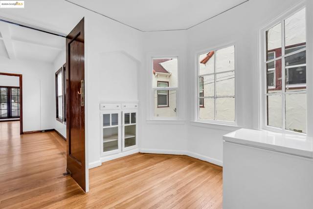 2340 Virginia St, Berkeley CA: https://media.crmls.org/mediaz/f2ccb7d2-4d55-4398-a2c9-4b4bcd4fa0c1.jpg