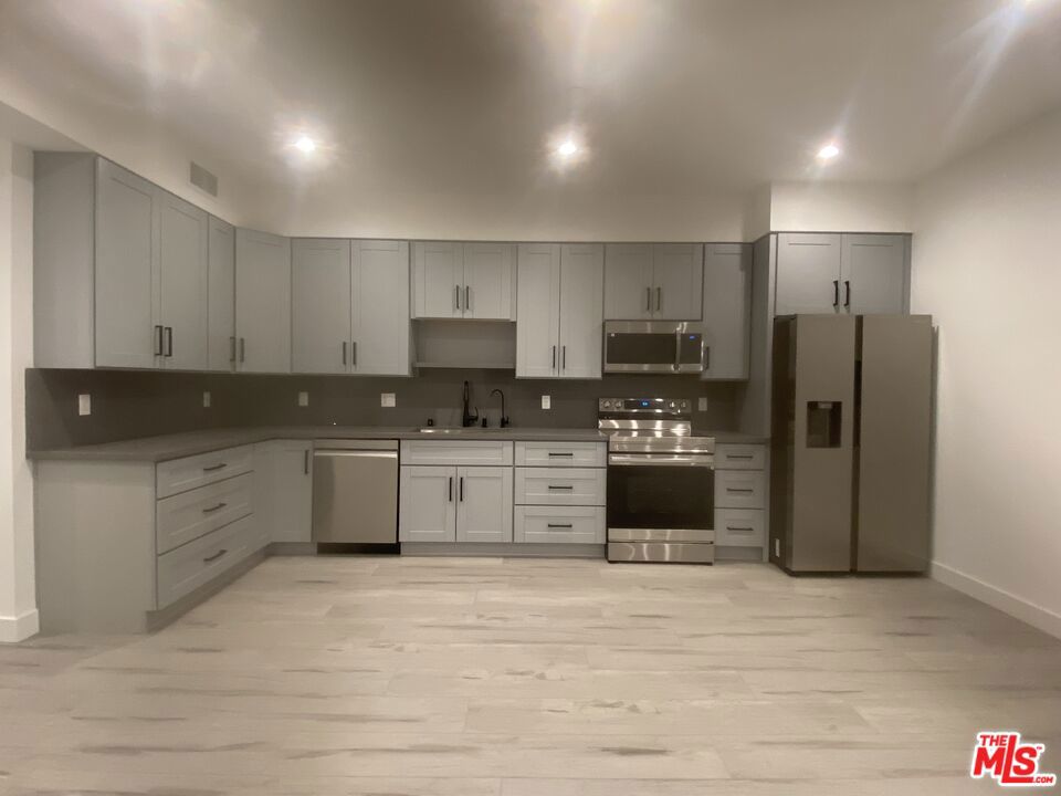 https://media.crmls.org/mediaz/f2cd635e-7a57-4797-8689-9c0105724ee6.jpg?preset=X-Large