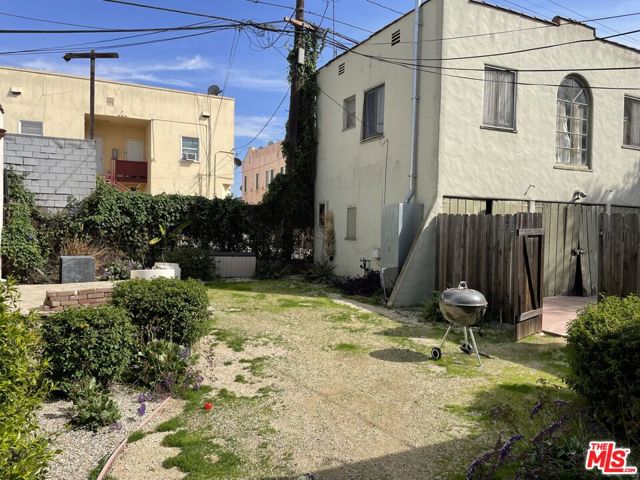 1920 S Rimpau Boulevard, Los Angeles CA: https://media.crmls.org/mediaz/f2ce208d-a80f-4354-91dd-0532fbd5ba31.jpg