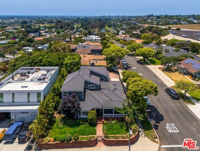 3201 Maplewood Avenue, Los Angeles CA: https://media.crmls.org/mediaz/f2ce3816-201d-4e36-bc27-052186828a47.jpg
