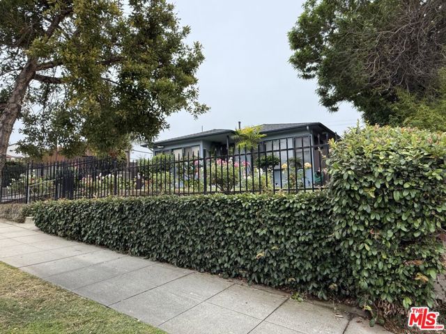 1808 Euclid Street, Santa Monica CA: https://media.crmls.org/mediaz/f2ce75e5-c91a-4376-b9ae-76961cab5fff.jpg