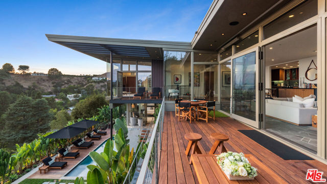 1659 Waynecrest Drive, Beverly Hills CA: https://media.crmls.org/mediaz/f2cf66bc-3898-48f4-a0de-cf17f048c1d3.jpg