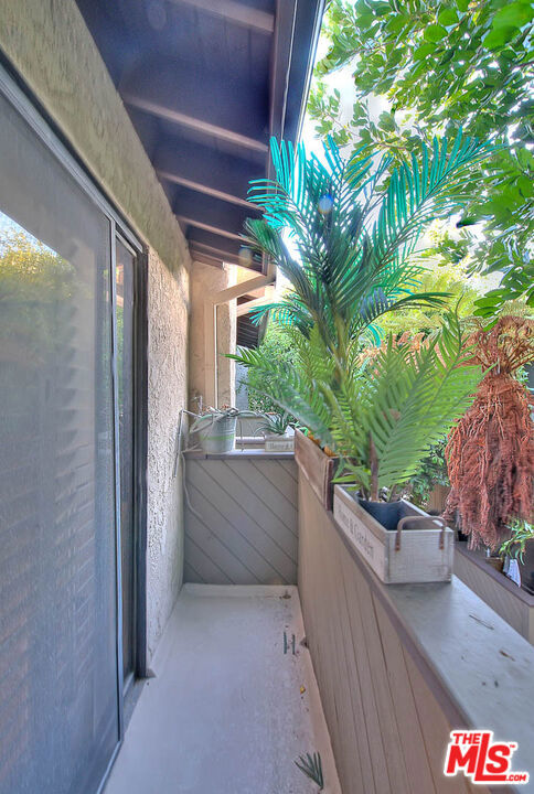 5920 Chula Vista Way, Los Angeles CA: https://media.crmls.org/mediaz/f2d1fe46-6636-40e4-939a-951f29aa2a01.jpg