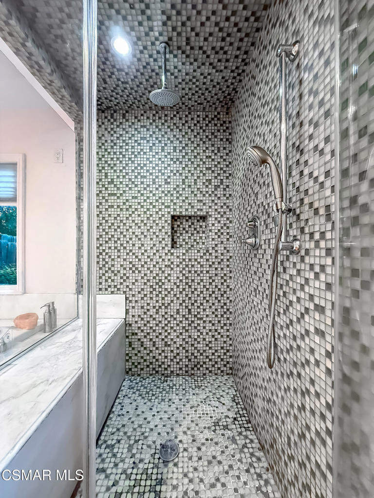 https://media.crmls.org/mediaz/f2d35a5d-25b2-4927-b592-8c30d3da6de5.jpg?preset=X-Large