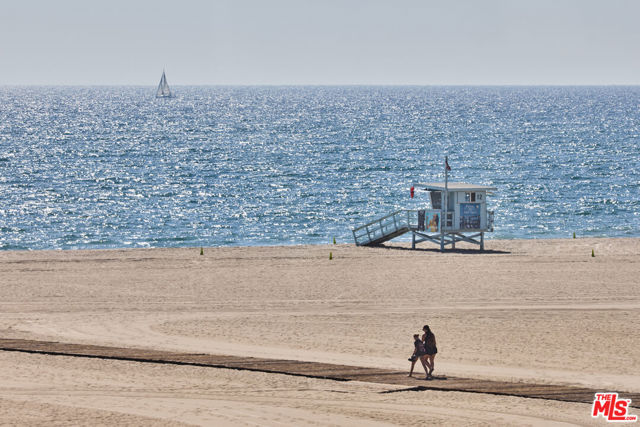 1267 Palisades Beach Road, Santa Monica CA: https://media.crmls.org/mediaz/f2d371b5-1f49-424e-937c-2c4c290baa1b.jpg