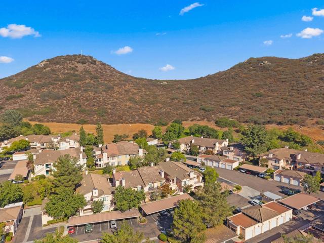 18622 Caminito Cantilena, San Diego CA: https://media.crmls.org/mediaz/f2d402c6-a733-4f7d-9919-602031d0b984.jpg
