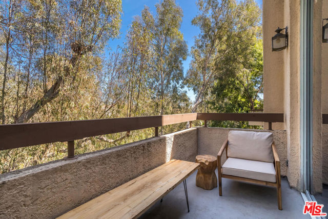 410 S Barrington Avenue, Los Angeles CA: https://media.crmls.org/mediaz/f2d46108-5aed-474d-819e-5bdd07f4781c.jpg