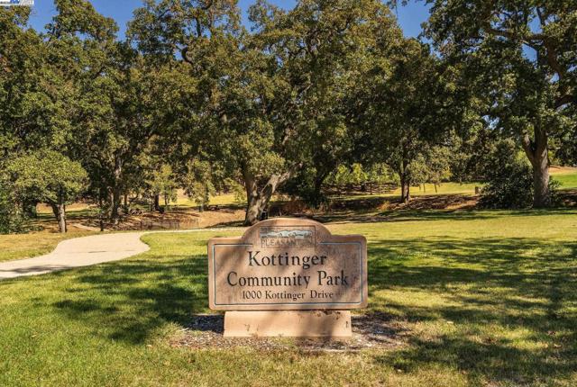 1001 Crellin Rd, Pleasanton CA: https://media.crmls.org/mediaz/f2d671dd-f503-49f1-bd89-fd75e57ec01d.jpg