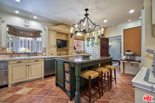 519 N ALTA Drive, Beverly Hills CA: https://media.crmls.org/mediaz/f2d722d5-345d-4d95-a6a1-4fc174984592.jpg