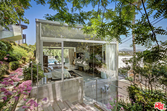 3813 Ronda Vista Place, Los Angeles CA: https://media.crmls.org/mediaz/f2d81a47-f850-4951-b972-4270287a5928.jpg