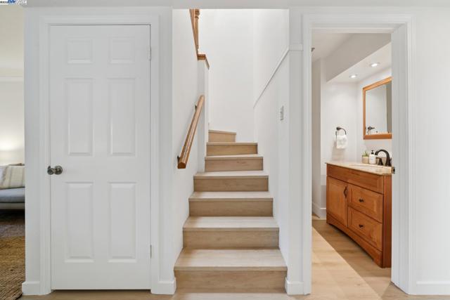 1105 Fontana Dr, Alameda CA: https://media.crmls.org/mediaz/f2d953c9-c274-4a48-952c-3e63480919bf.jpg