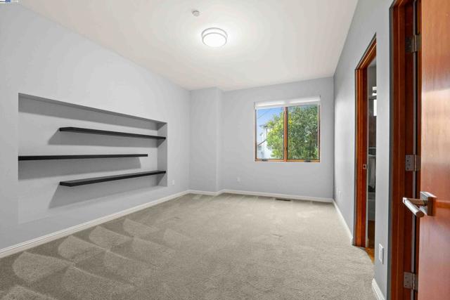 103 Diablo Dr, Oakland CA: https://media.crmls.org/mediaz/f2da6954-a79b-4e93-843f-d34d3dbb0182.jpg