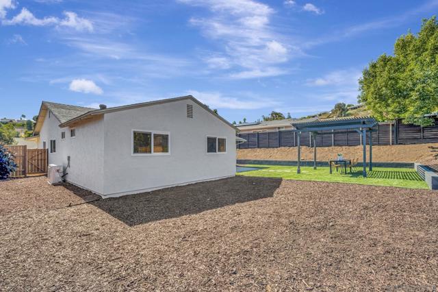 11384 Almazon St, San Diego CA: https://media.crmls.org/mediaz/f2db124a-b670-400c-97ed-88bab5a93420.jpg