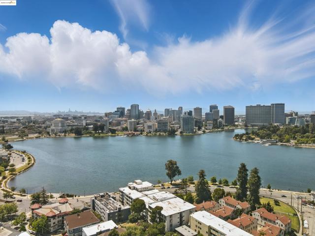 1830 Lakeshore Ave, Oakland CA: https://media.crmls.org/mediaz/f2dc1a23-2ed8-4632-8d60-426cfdf2870b.jpg