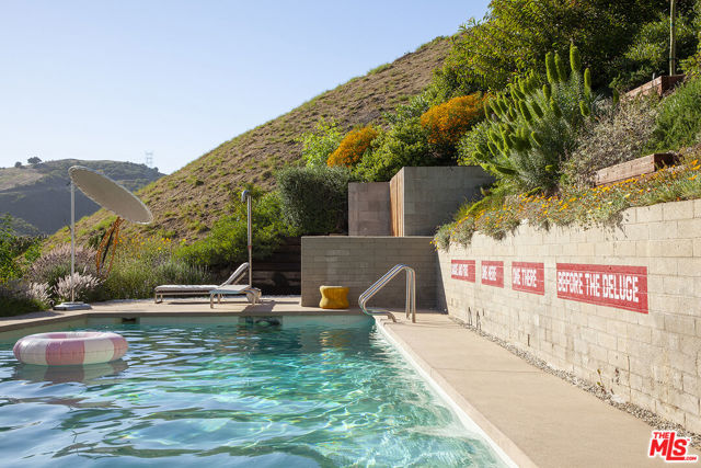1531 N Tigertail Road, Los Angeles CA: https://media.crmls.org/mediaz/f2dc339c-027a-4641-957e-cb08d794c149.jpg
