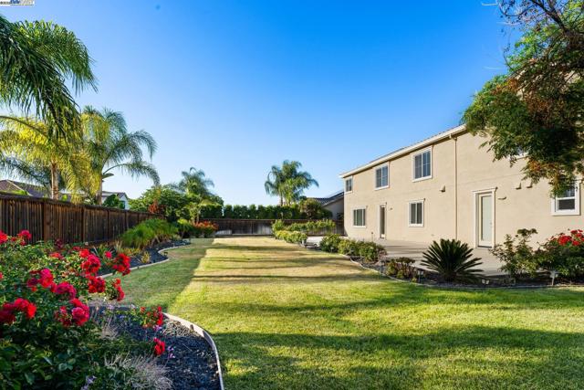 2255 Sugarloaf Ct, Brentwood CA: https://media.crmls.org/mediaz/f2dc7089-e3fd-4bd4-a36b-3ebb861fa660.jpg