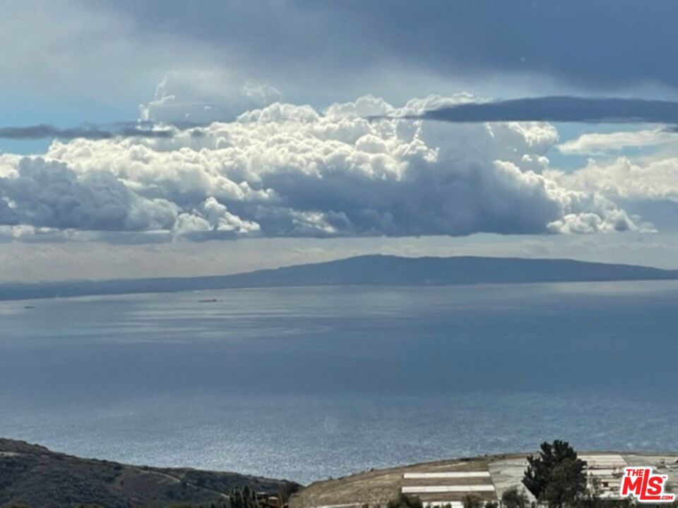 https://media.crmls.org/mediaz/f2dced64-0526-461f-9c6c-259c8c1d0a6f.jpg?preset=X-Large
