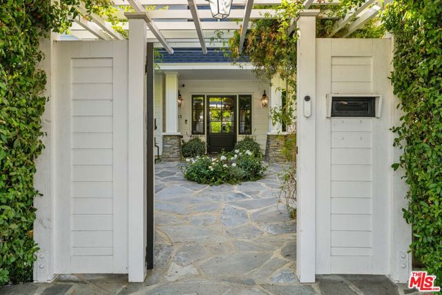 233 S Saltair Avenue, Los Angeles CA: https://media.crmls.org/mediaz/f2dd0505-41a4-49cb-975e-45f31eb93cd4.jpg