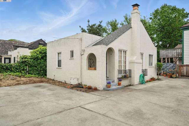 1556 Lincoln Ave, Alameda CA: https://media.crmls.org/mediaz/f2de5bbd-251d-468a-b576-841f208ad6f9.jpg