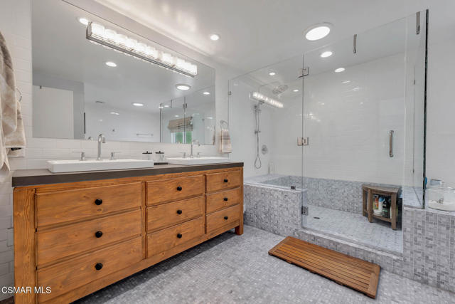 17032 Cotter Place, Encino CA: https://media.crmls.org/mediaz/f2deb269-4a01-4017-b557-835b0dbd2647.jpg