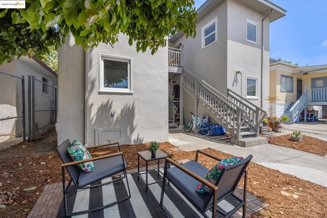 747 St, Oakland CA: https://media.crmls.org/mediaz/f2debbf1-67bf-4bc1-a821-9f5727d6aa91.jpg