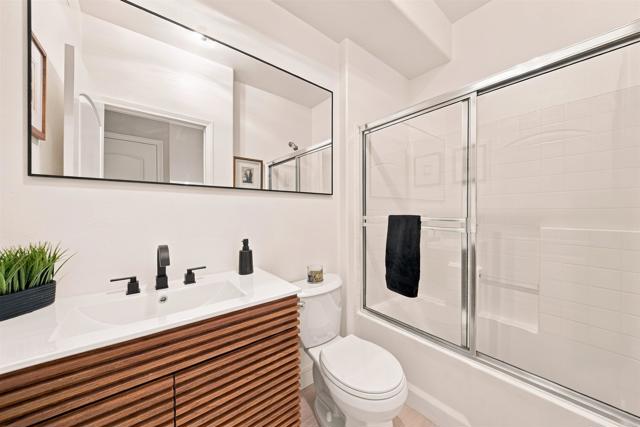 14819 Magnolia Boulevard, 7 photo 12