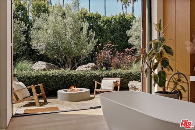 28837 Selfridge Drive, Malibu CA: https://media.crmls.org/mediaz/f2ded0e0-b620-4010-b721-15b9adaf23d2.jpg