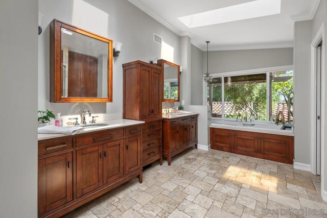 13627 Poway Springs Rd, Poway CA: https://media.crmls.org/mediaz/f2df0b66-7f7c-4d03-816b-4e9695b37c36.jpg
