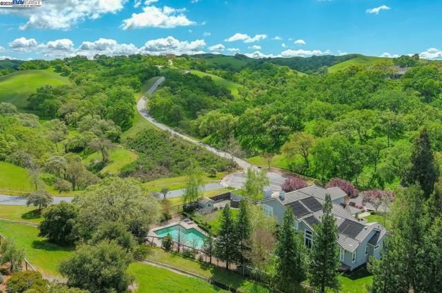 1398 Benedict Ct, Pleasanton CA: https://media.crmls.org/mediaz/f2df1eaf-db47-4b07-8ed1-c55340f123b5.jpg