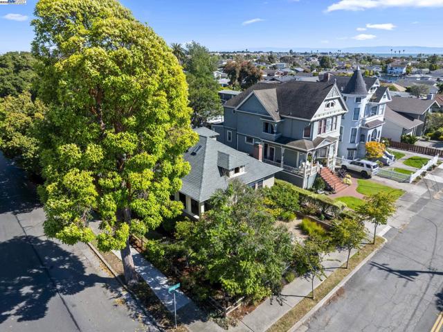 898 Union St, Alameda CA: https://media.crmls.org/mediaz/f2df3b89-89f5-4cc5-981d-ad1bb639685f.jpg
