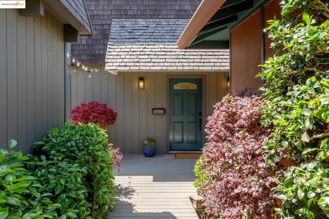 2 Cavendish Ln, Piedmont CA: https://media.crmls.org/mediaz/f2e03c29-62b1-4b9b-b0c3-35a70bd31a2b.jpg