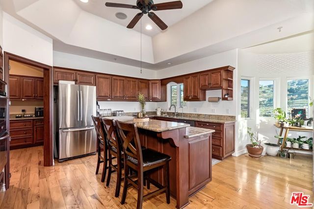 10827 Pacific View Drive, Malibu CA: https://media.crmls.org/mediaz/f2e04d3c-eb89-4a27-a0b2-35b79070963b.jpg