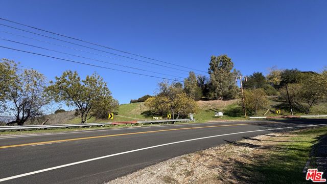 1 N Topanga Canyon Boulevard, Woodland Hills CA: https://media.crmls.org/mediaz/f2e11f83-cf88-45f7-81b5-02c0e9094292.jpg