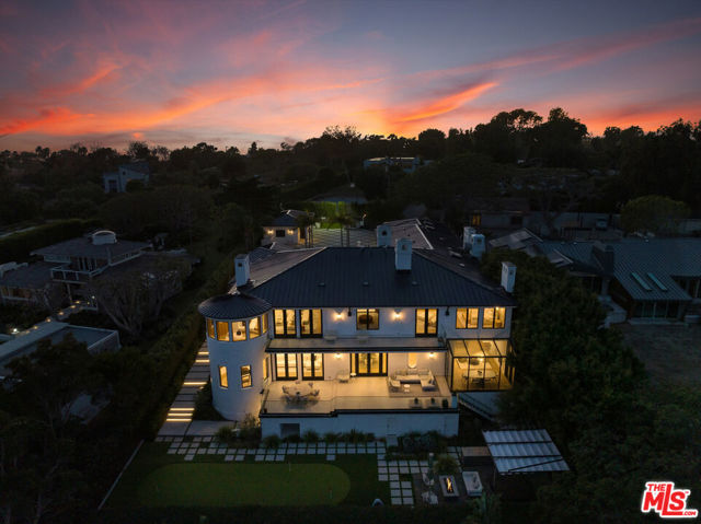 7052 Dume Drive, Malibu CA: https://media.crmls.org/mediaz/f2e389b6-2c91-4aec-af00-5f61e14fb385.jpg