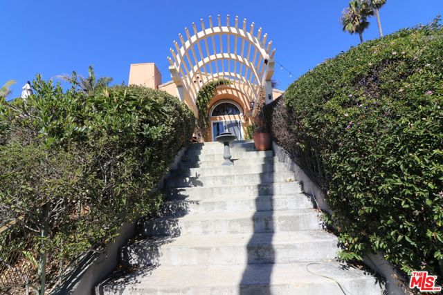 20776 Big Rock Drive, Malibu CA: https://media.crmls.org/mediaz/f2e444b2-0b32-440d-b981-5e8700ca667a.jpg