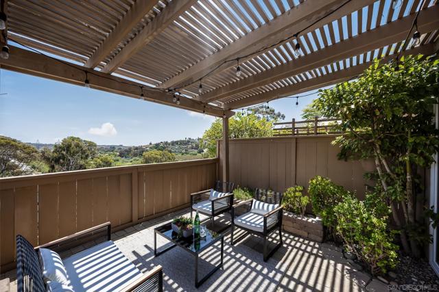 4577 Essex Ct, Carlsbad CA: https://media.crmls.org/mediaz/f2e64dc4-d5b5-4546-9805-df65edc91988.jpg