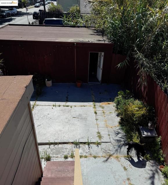 2542 Filbert St, Oakland CA: https://media.crmls.org/mediaz/f2e66a71-a098-47d9-852c-1c4e70491a10.jpg