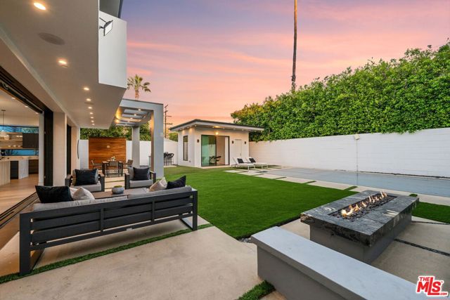 14812 Morrison Street, Sherman Oaks CA: https://media.crmls.org/mediaz/f2e6af67-95b3-4acc-818f-2f4605788199.jpg
