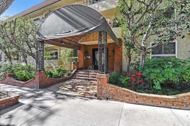 1203 N Sweetzer Avenue, West Hollywood CA: https://media.crmls.org/mediaz/f2e7c16b-d458-4035-a2ce-fa5d94919e77.jpg