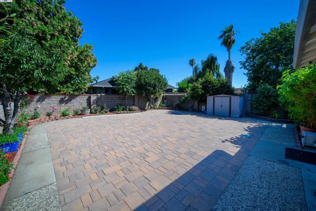 37621 Glenmoor Dr, Fremont CA: https://media.crmls.org/mediaz/f2e7ef93-d6ff-4cde-96ba-3c27e8755898.jpg