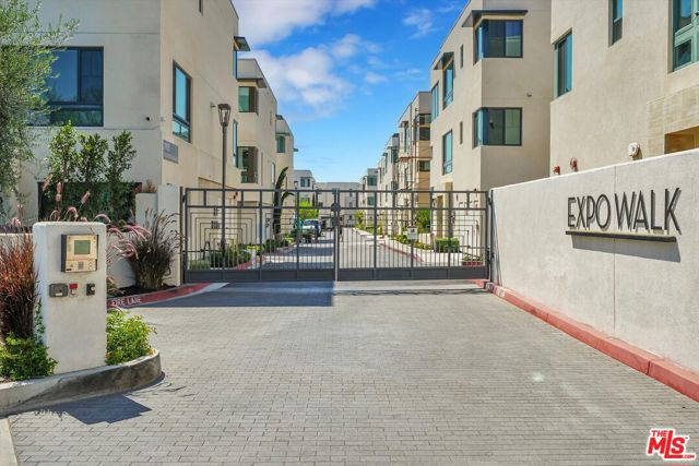 2927 Exposition Place, Los Angeles CA: https://media.crmls.org/mediaz/f2e86a9b-c28b-4207-85d6-af4f5607aebc.jpg
